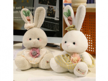 им Зайка арт. YE25911-1 С морковкой в ухе в платье цвета микс 25 см в пак.)