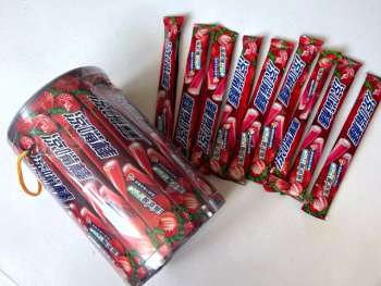 Конфета арт. 002152/002381-4 Жевательная Трубочка-тянучка с начинкой Клубника 16 г 40 шт. в банке#'*